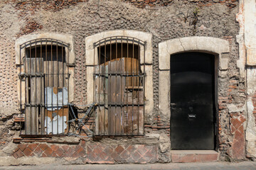 Fototapeta na wymiar Building with a broken door and a sign that says the word on it, queretaro mexico