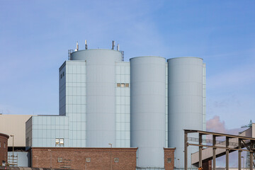 Mehrere runde Silos in einer Hafenanlage