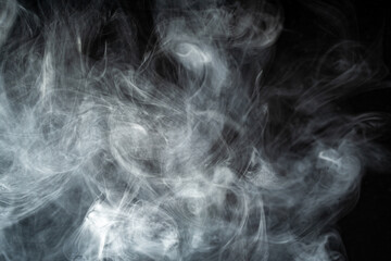 黒い背景に白い煙