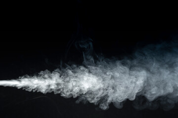 黒い背景に白い煙