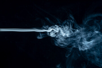 細長い電子タバコの煙(蒸気)