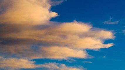 Ciel jaunâtre sous des nuages de haute altitude, pendant le crépuscule