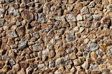 ごつごつした石で作られたワイルドな建物の外壁