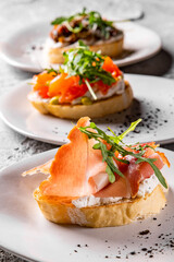 Bruschetta with prosciutto and cream cheese