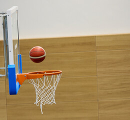 Basketball über Korb