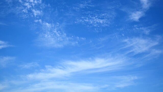 Sanfte Bewegung von Wolkenschichten am klaren Sommerhimmel (Zeitraffer)