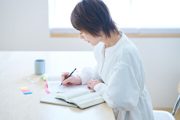 テキストで勉強する女性