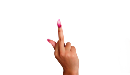 Jolie main de femme manucurée avec du vernis à ongles rose, qui fait un doigt d'honneur sur fond transparent