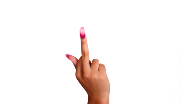 Jolie main de femme manucurée avec du vernis à ongles rose, qui fait un doigt d'honneur sur fond transparent