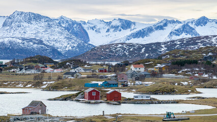 schöne, bunte Häuser am Ufer des Nordatlantik. hölzerne Ferienhäuser auf den Inseln Hillesøy und Sommarøy. rotes Haus am See. Ferien in Troms, Nordnorwegen, Norwegen