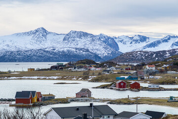 schöne, bunte Häuser am Ufer des Nordatlantik. hölzerne Ferienhäuser auf den Inseln Hillesøy und Sommarøy. rotes Haus am See. Ferien in Troms, Nordnorwegen, Norwegen