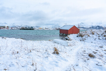 sch&ouml;ne, bunte H&auml;user am Ufer des Nordatlantik. h&ouml;lzerne Ferienh&auml;user auf den Inseln Hilles&oslash;y und Sommar&oslash;y. rotes Haus am See. Ferien in Troms, Nordnorwegen, Norwegen