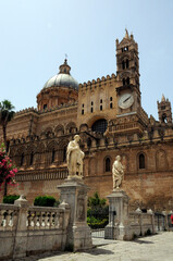 Fototapeta na wymiar Vorgarten des Palasts im Palermo