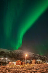 Fototapeta na wymiar wundervolle Nordlichter über dem Dorf Hillesøy in Troms. begeisterndes Lichtspiel am nächtlichen Himmel, Aurora Borealis über der Insel am Nordatlantik