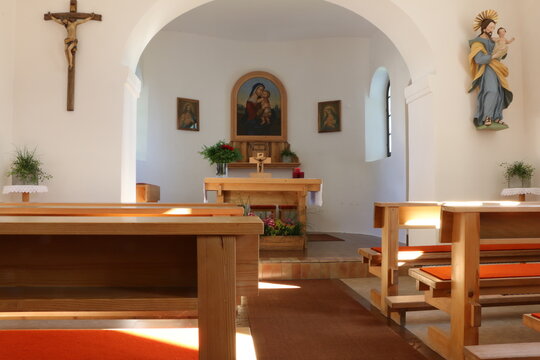 Altar in einer Dorfkirche in Österreich, christliche Kirche