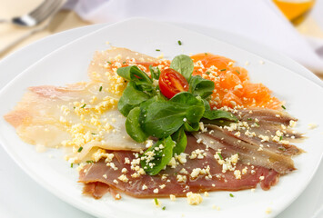 Plato de ahumados, con huevo duro. Smoked dish, with hard-boiled egg.