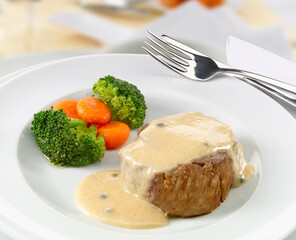 Solomillo a la pimienta con brócoli y zanahoria. Pepper sirloin with broccoli and carrot.