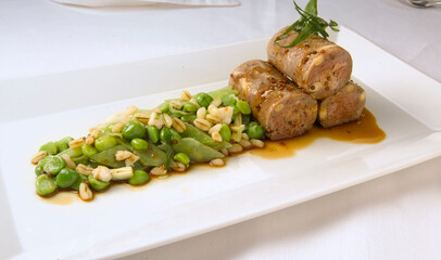 Butifarra con verduras  sobre fuente. Sausage with vegetables on a platter.