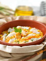 Arroz con calamares en cazuela de barro. Rice with squid in a clay pot.