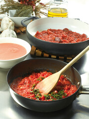 Preparación de pimientos asados y salmorejo. Preparation of roasted peppers and salmorejo.