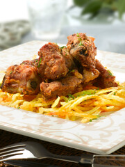 Cordero frito marinado con base de verdura. Marinated fried lamb with a vegetable base.