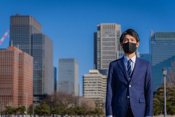 Fototapeta na wymiar マスクをした若いビジネスマン