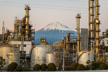 夕暮れから夜富士山が見える静岡の工場夜景