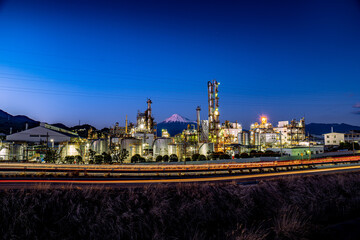 夕暮れから夜富士山が見える静岡の工場夜景 - obrazy, fototapety, plakaty