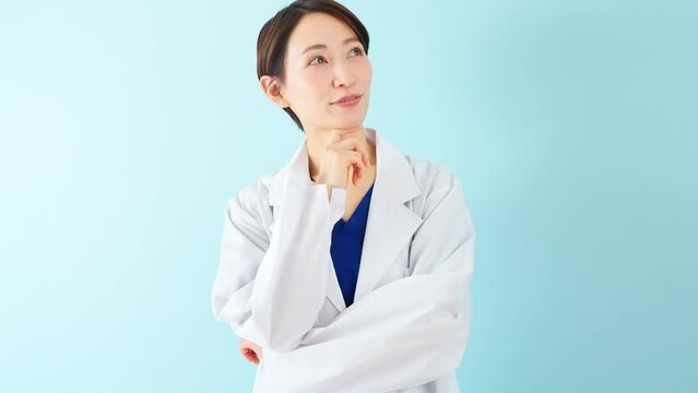 白衣を着ている若い女性　医療イメージ	