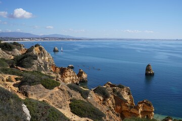 Fototapeta premium Beautiful view of a rocky coast and ocean water