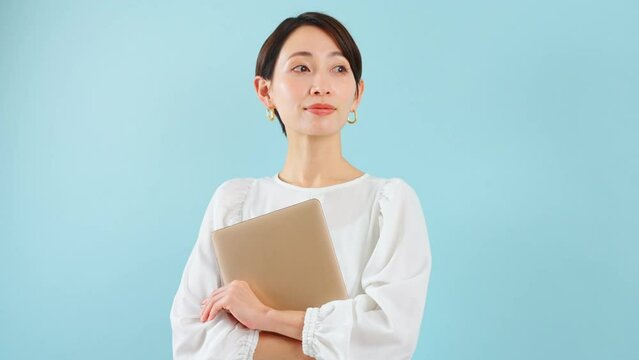 ノートパソコンを持った若い女性　ビジネスイメージ