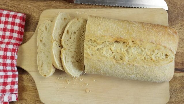 pain ciabatta tranché, en gros plan, sur une planche à découper