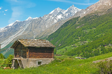 Stall in der Landschaft oberhalb des Dorfes Zermatt, Wallis, Schweiz