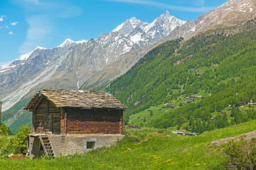 Stall in der Landschaft oberhalb des Dorfes Zermatt, Wallis, Schweiz