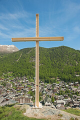 Holzkreuz über dem Dorf Zermatt, Wallis, Schweiz