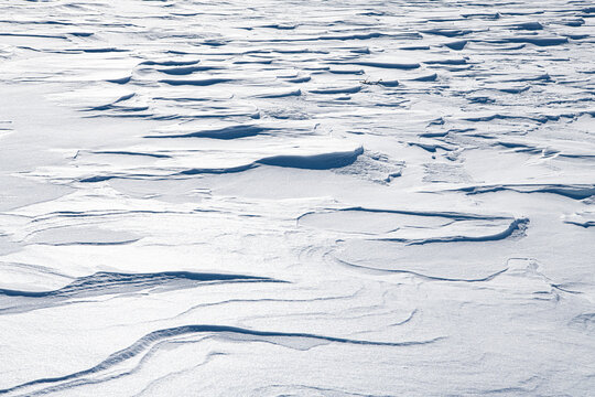 Das Werk von Wind und K&auml;lte - Eisschollen auf dem See &Ouml;vre Sjodalsvatnet in Jotunheim , Norwegen - Detailaufnahme