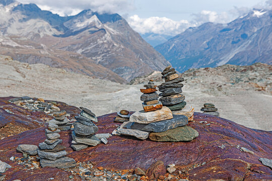 Steinmarkierungen am Fusse des Matterhorns, Zermatt, Wallis, Schweiz