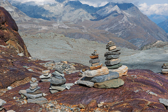 Steinmarkierungen am Fusse des Matterhorns, Zermatt, Wallis, Schweiz