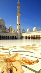 Scheich-Zayid-Moschee in Abu Dhabi aus weißem Marmor, Kuppeln und Minarett unter blauem Himmel