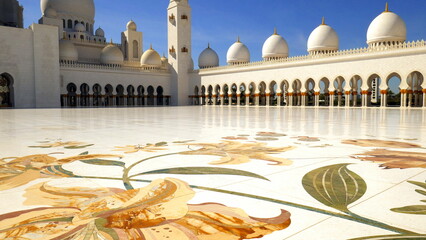 Scheich-Zayid-Moschee in Abu Dhabi aus weißem Marmor, Kuppeln und Minarett unter blauem Himmel
