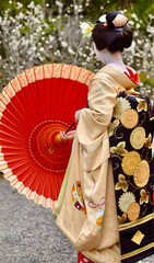 It's raining so Maiko put up an umbrella