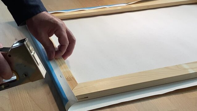 Rahmenbauer zieht Leinwand (Canvas) auf Keilrahmen / Bilderrahmen mit Heftpistole auf # 1