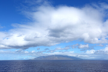 Naklejka na ściany i meble Maui, Hawaii: Looking towards the beautiful Hawaiian island from the ocean.