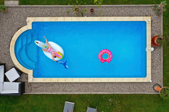 Swimmingpool im Garten, Luftbild