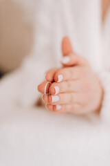 Naklejka premium person holding pills