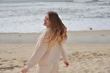Fototapeta na wymiar girl on the beach dance