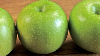 pommes granny smith, en gros plan, isolés sur une table en bois