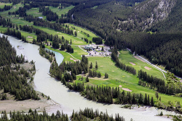 Vue aérienne de la rivière Bow et du parcours de golf Fairmont Banff Springs	
 - obrazy, fototapety, plakaty
