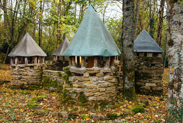 Un petit château fort dans les bois. Un château de conte de fée. Un château de nains. château...