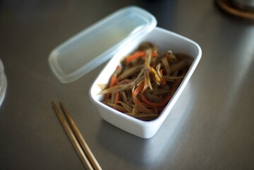 保存容器にいれた作り置きのきんぴらごぼう